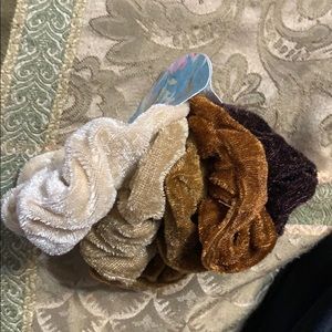 5 assorted scrunchies